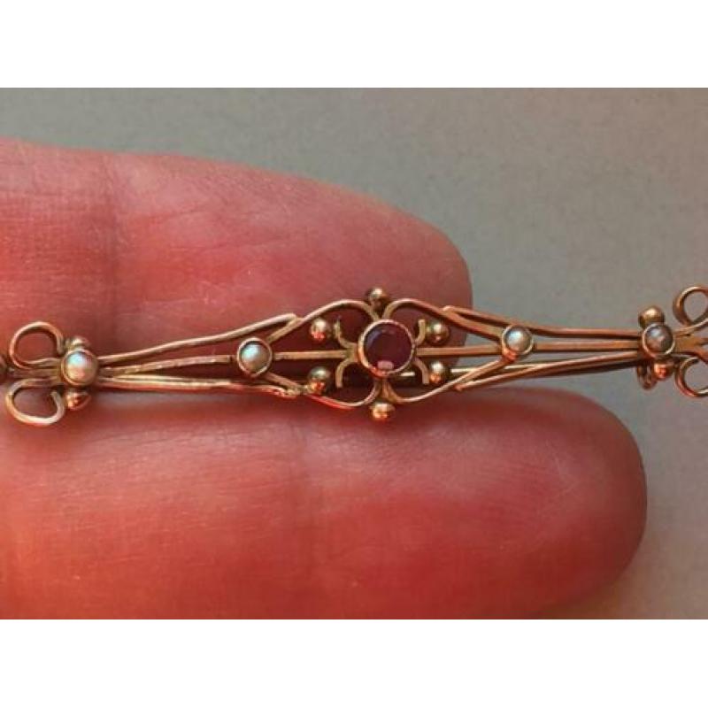 Antieke gouden broche Robijn en Zaadparels