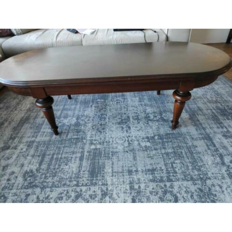 Klassieke houten tafel. Kleine beschadiging aan een poot.