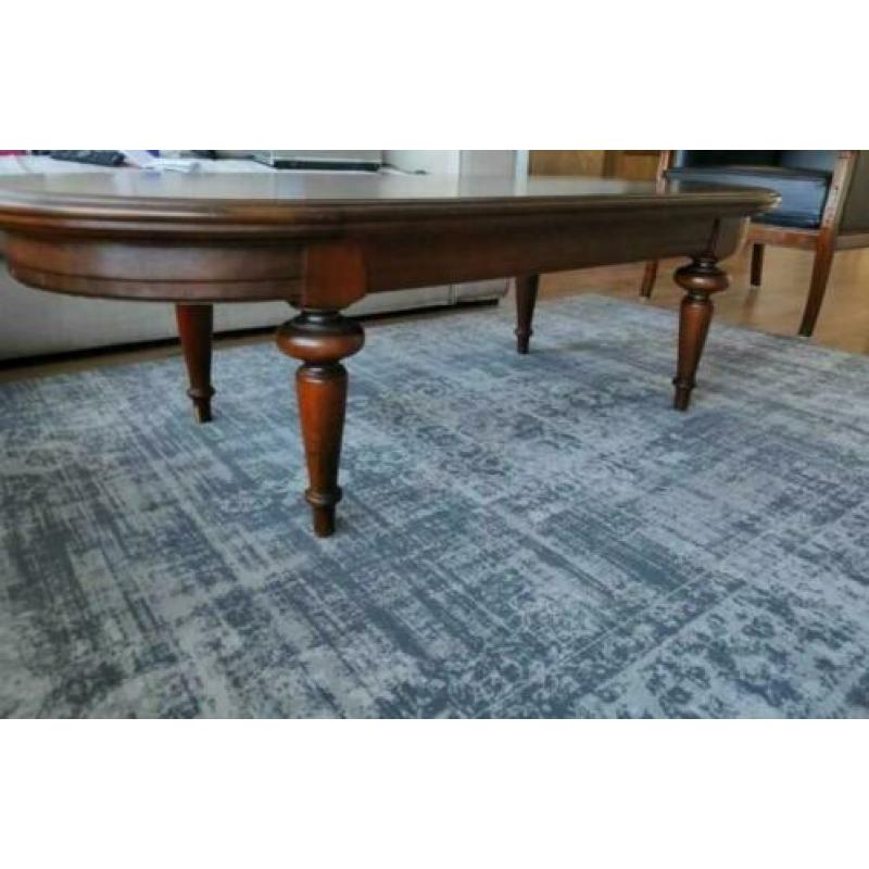 Klassieke houten tafel. Kleine beschadiging aan een poot.