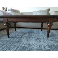 Klassieke houten tafel. Kleine beschadiging aan een poot.