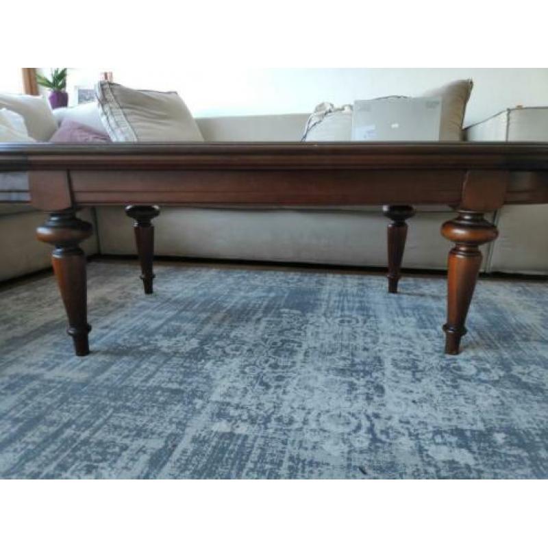 Klassieke houten tafel. Kleine beschadiging aan een poot.
