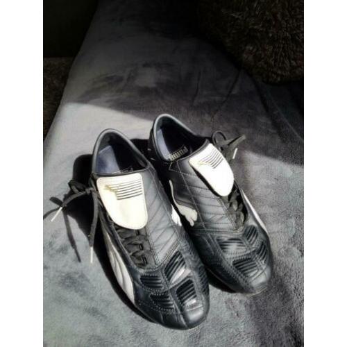 Puma voetbal schoenen zwart wit met vaste noppen, veterflap.