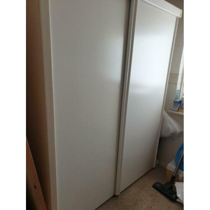 Schuifdeurkast linnenkast 155 cm breed 195 hoog