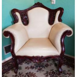 Mooie Mahoniehouten armstoel met echt Leder.