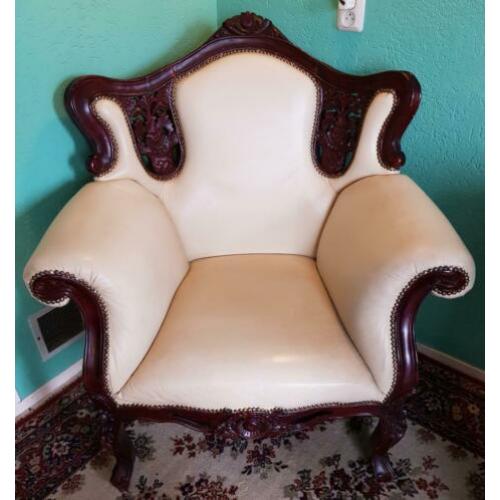 Mooie Mahoniehouten armstoel met echt Leder.