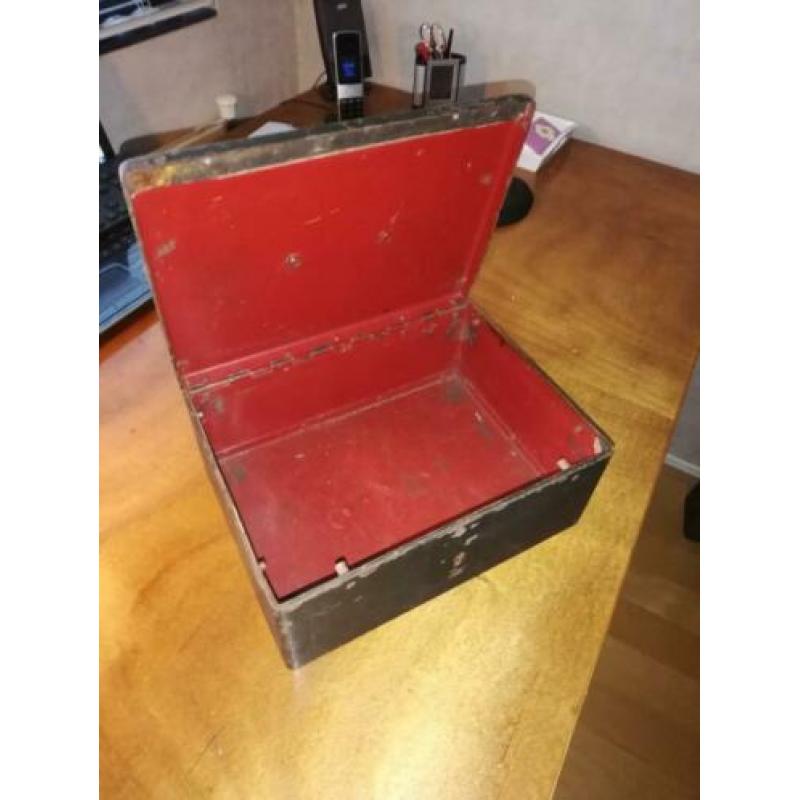 Metalen geldkistje
