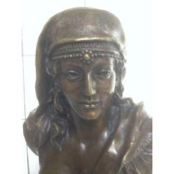 Bronzen borstbeeld op marmeren voet