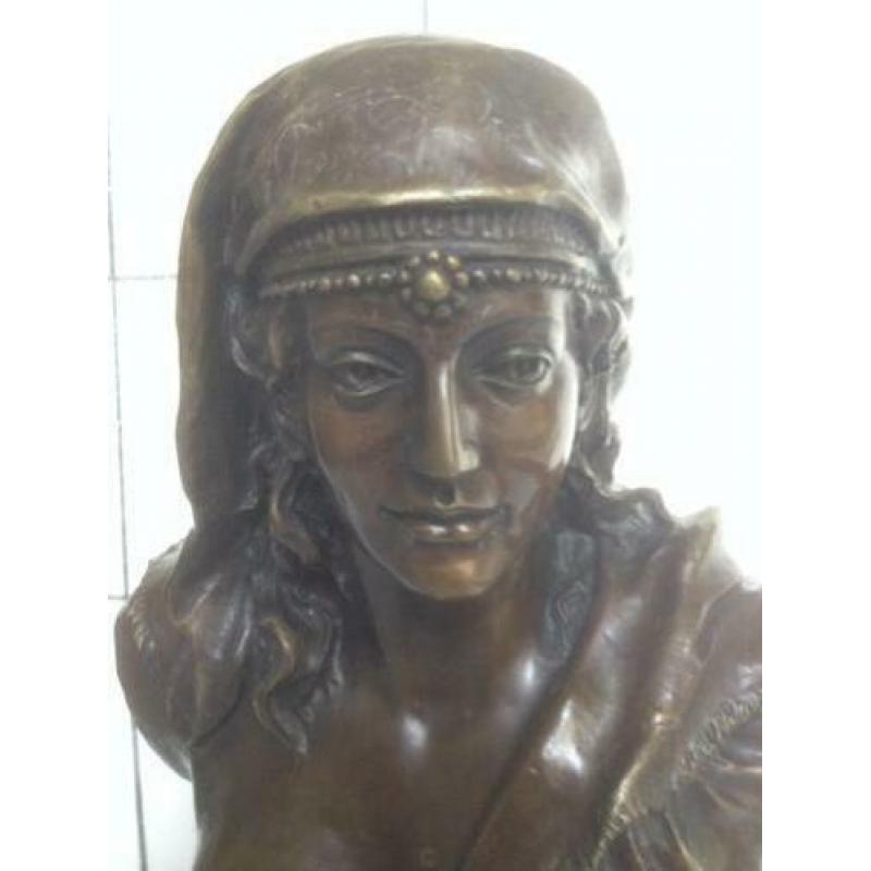 Bronzen borstbeeld op marmeren voet