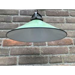 Vintage industriële groen emaille hanglamp Amsterdam belgie
