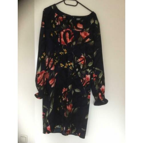 Nieuw! Donkerblauwe jurk met bloemen. Geisha M