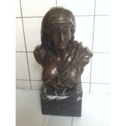 Bronzen borstbeeld op marmeren voet