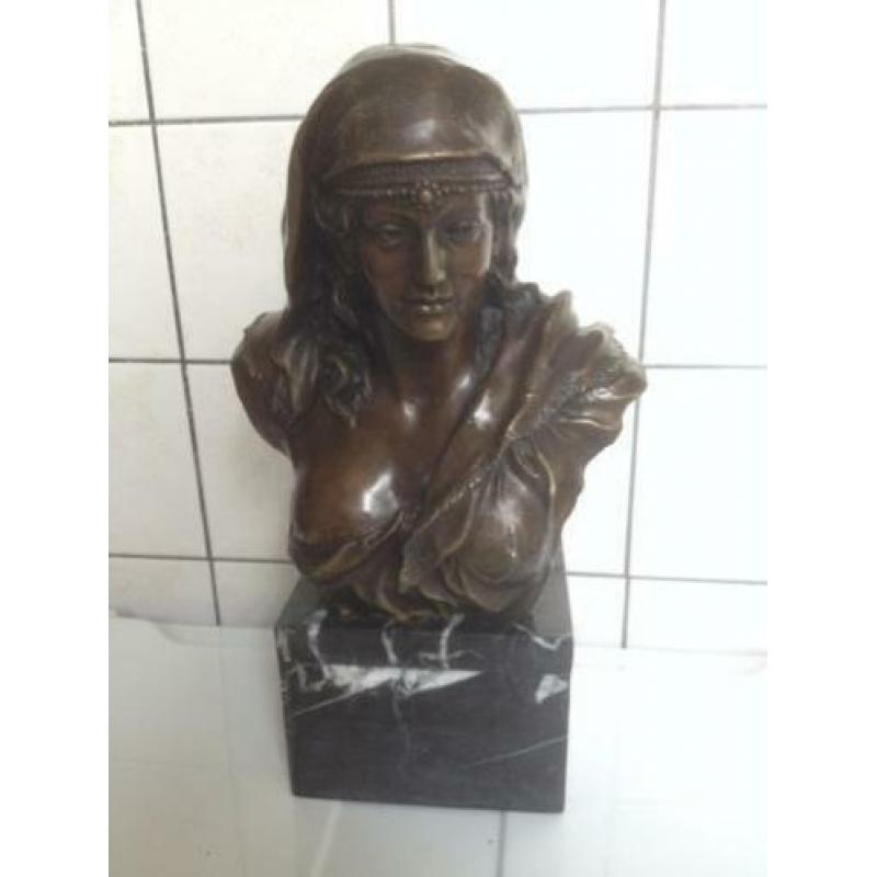 Bronzen borstbeeld op marmeren voet