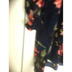 Nieuw! Donkerblauwe jurk met bloemen. Geisha M