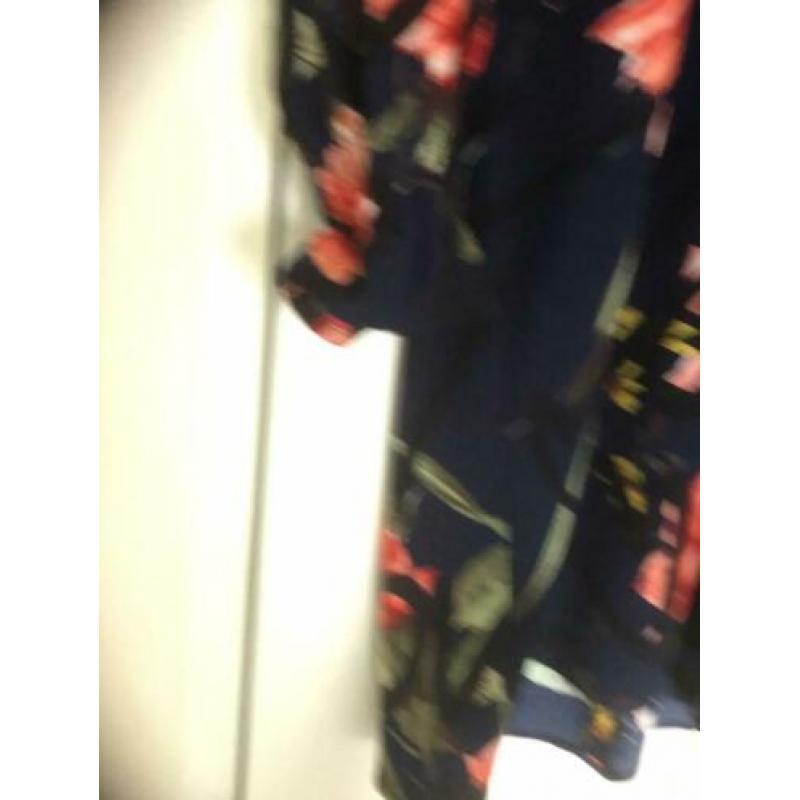 Nieuw! Donkerblauwe jurk met bloemen. Geisha M