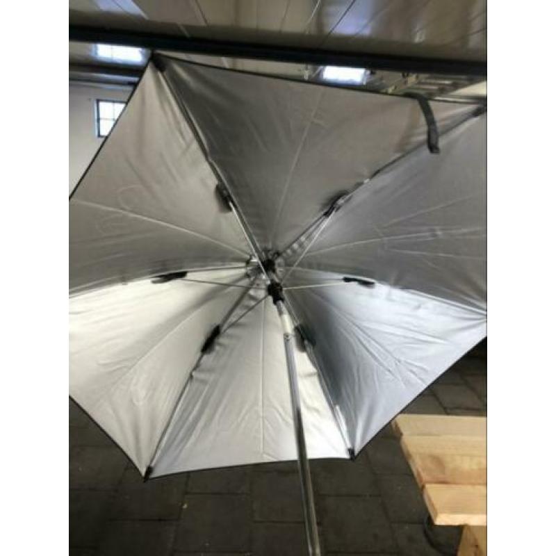 Quiny parasol zo goed als nieuw