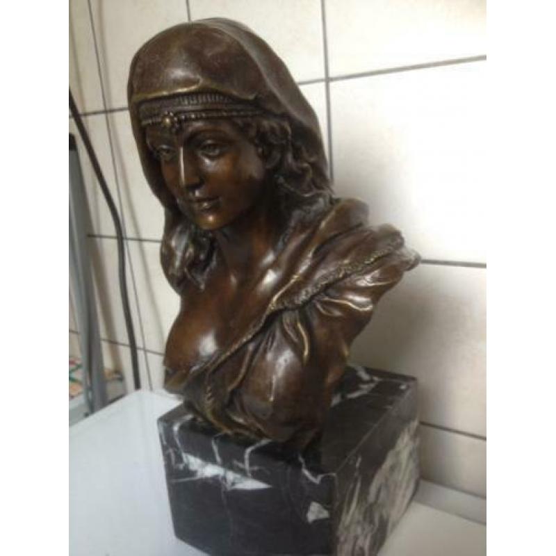 Bronzen borstbeeld op marmeren voet