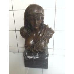 Bronzen borstbeeld op marmeren voet