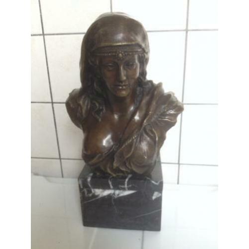 Bronzen borstbeeld op marmeren voet