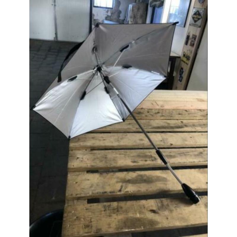 Quiny parasol zo goed als nieuw