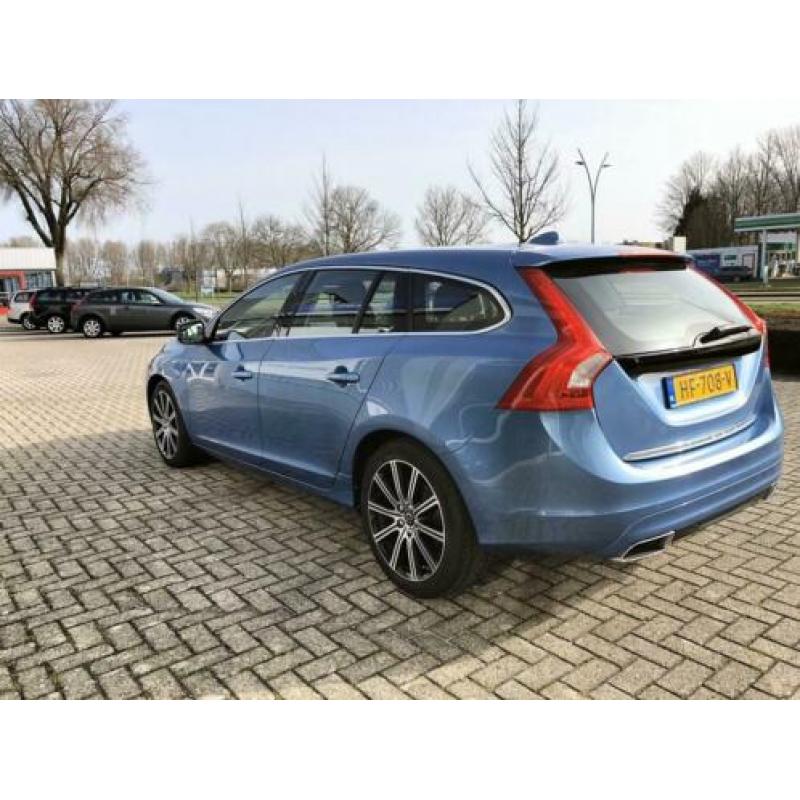 Volvo V60 2.4 D6 Twin Engine Momentum (bj 2015, automaat)