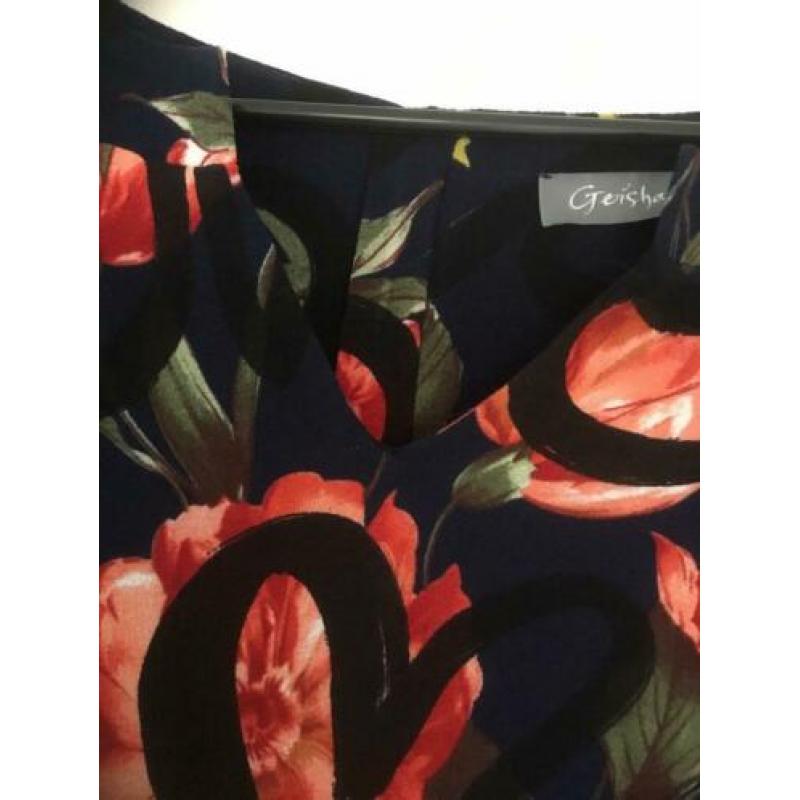 Nieuw! Donkerblauwe jurk met bloemen. Geisha M