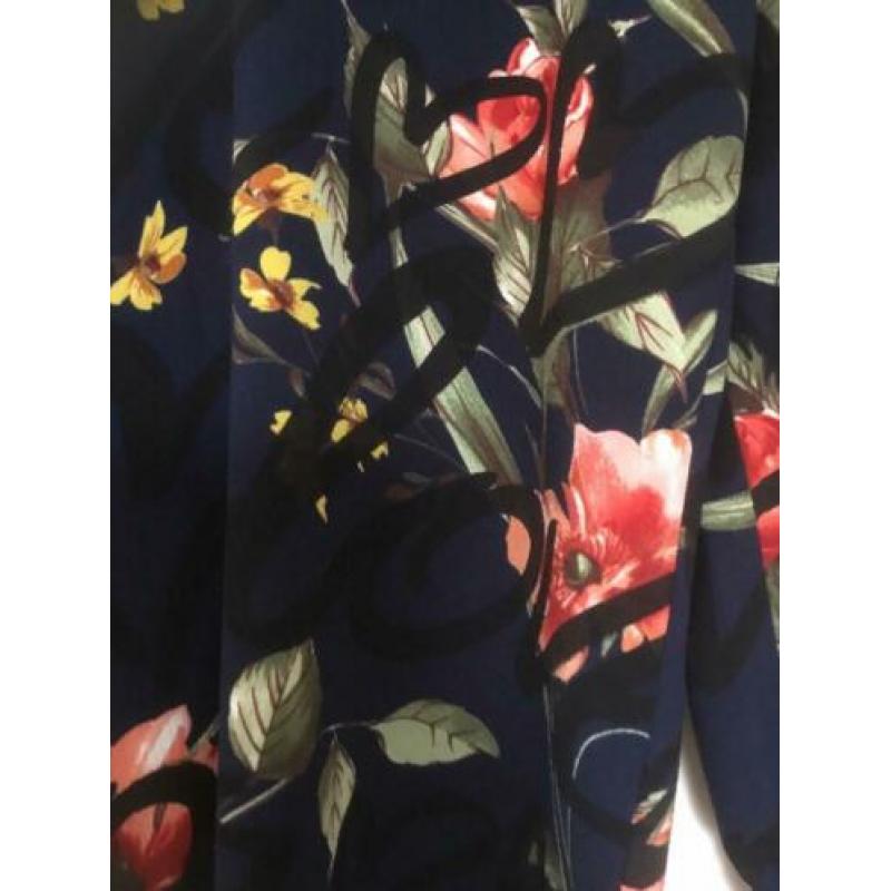 Nieuw! Donkerblauwe jurk met bloemen. Geisha M