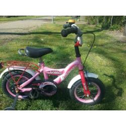 Te koop aangeboden een kinderfietsje met zijwieltjes 12 inch