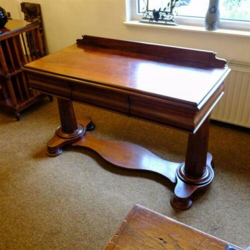 Victoriaanse bibliotheek tafel sidetable op twee kolompoten