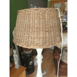 Staande lamp, brocant, landelijk. Rieten kap op houten poot