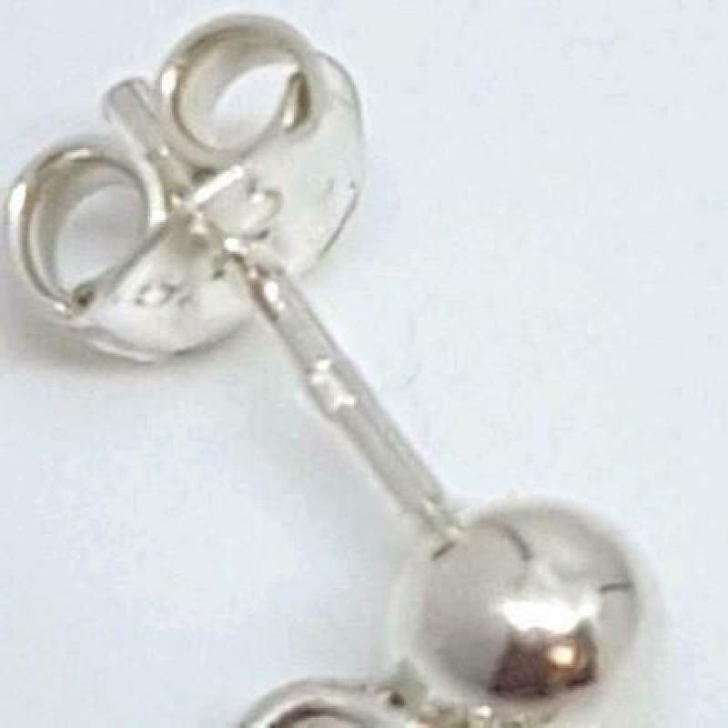 Lange zilveren oorhangers met hardroze jade