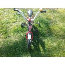 Te koop aangeboden een kinderfietsje met zijwieltjes 12 inch