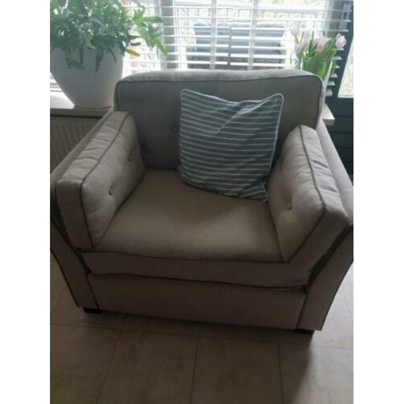 Landelijk bank en loveseat lekker om op te loungen.