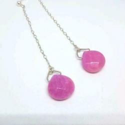 Lange zilveren oorhangers met hardroze jade
