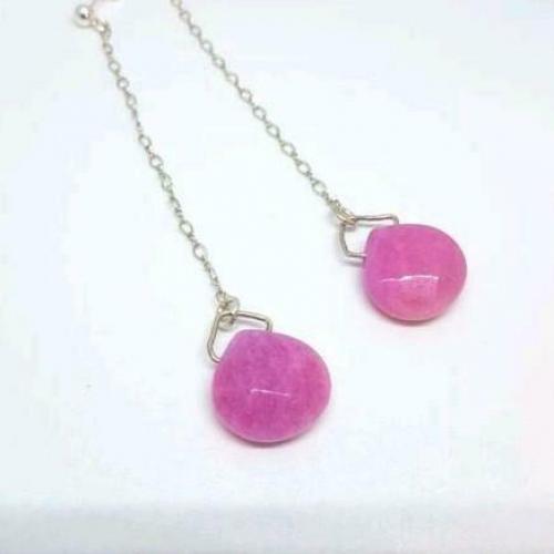 Lange zilveren oorhangers met hardroze jade