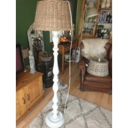 Staande lamp, brocant, landelijk. Rieten kap op houten poot