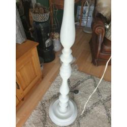 Staande lamp, brocant, landelijk. Rieten kap op houten poot