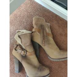 Stoere sexy cognac kleurige hakken met bontje maat 39