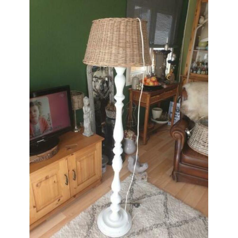 Staande lamp, brocant, landelijk. Rieten kap op houten poot