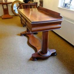 Victoriaanse bibliotheek tafel sidetable op twee kolompoten