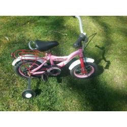 Te koop aangeboden een kinderfietsje met zijwieltjes 12 inch