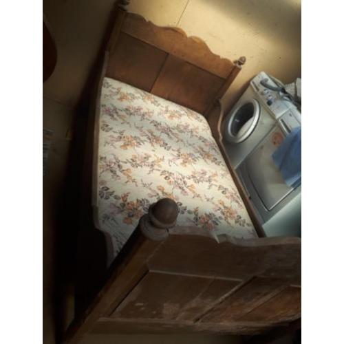 een zeer mooi bed antiek