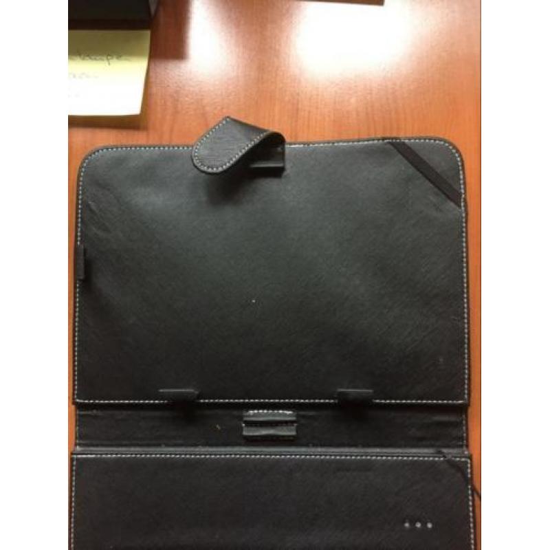 Toetsenbord met leren houder voor een tablet.