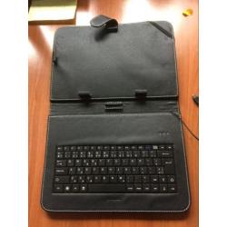 Toetsenbord met leren houder voor een tablet.
