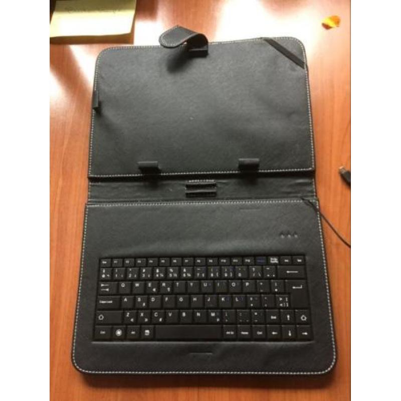 Toetsenbord met leren houder voor een tablet.