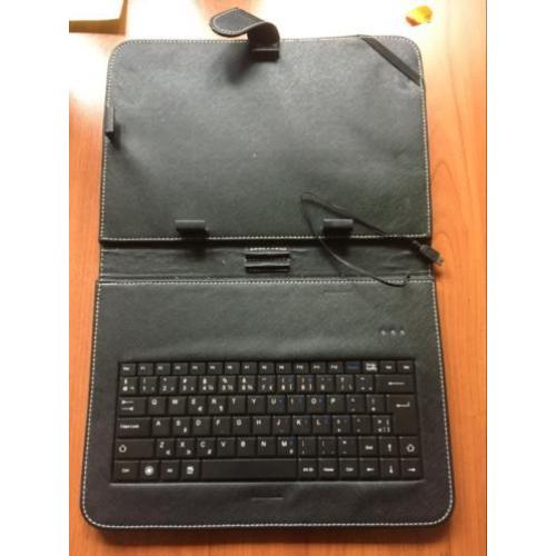 Toetsenbord met leren houder voor een tablet.