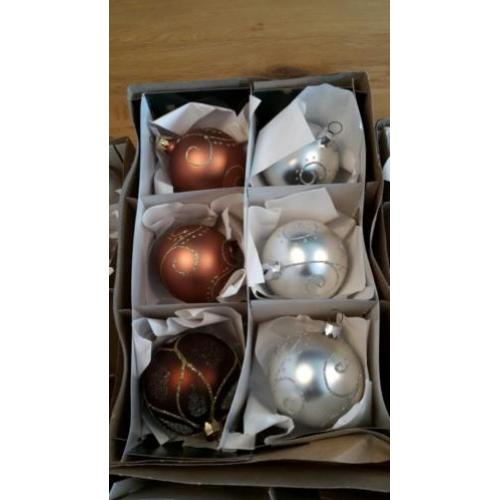Mooie set kerstballen in bruine kleuren
