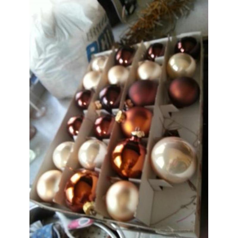 kerstspullen bruin deco vor boom