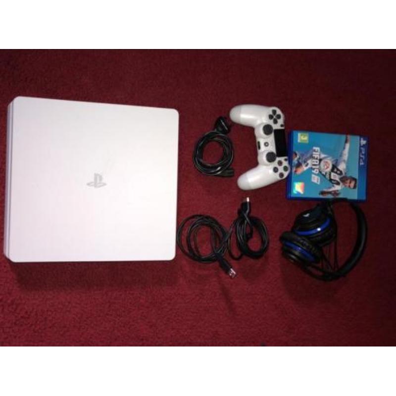 PlayStation 4 slim, met Fifa 19 en headset