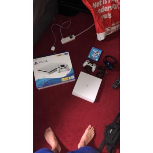 PlayStation 4 slim, met Fifa 19 en headset
